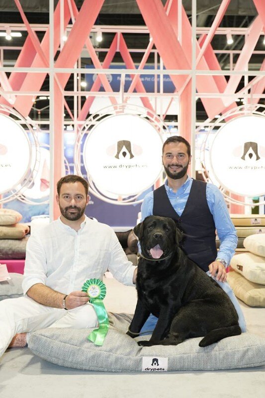 Jon primo in classe libera alla Mondiale Labrador nero e suoi allevatori al mondiale madrid 2022